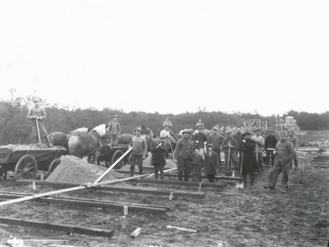 Høvestævne - Der lægges bræddegulv til stævnet - 1937 (B2455)