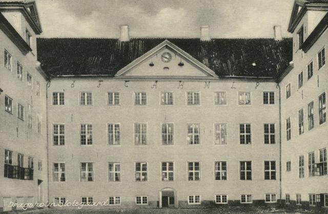 Dragsholm Slot. Slotsgården - ca. 1956 (B2515)