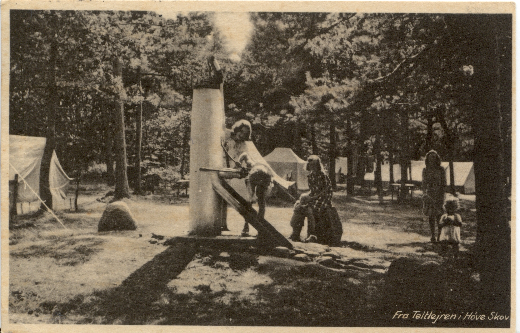 Postkort fra ca. 1948 med teltlejren i Høve Skov (B1152)