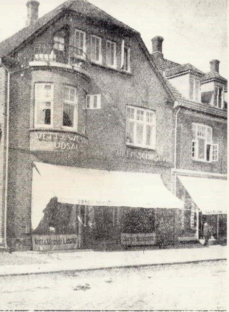 Forretningsejendom i Algade med Vett og Wessels Udsalg og Søren Schibsbye - før 1915 (B90217)