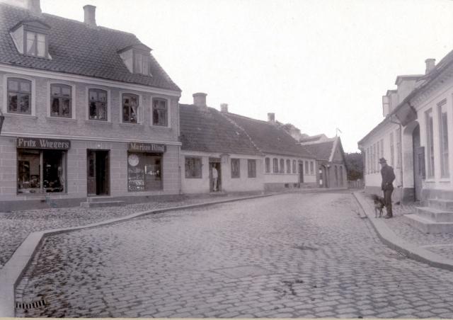 Algade. Vestenden af hovedgaden - ca. 1896 (B90333)