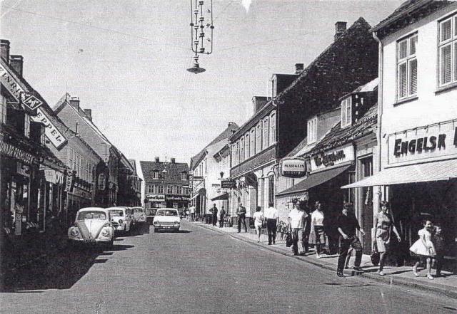 Algade. For enden fører gaden videre mod Vesterbro - 1950'erne (B90428)