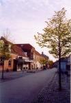 Algade. Forretningerne fortsætter på samme side  op mod det tilstødende Svanestræde og den tværgående Algade - 2003 (B90436)