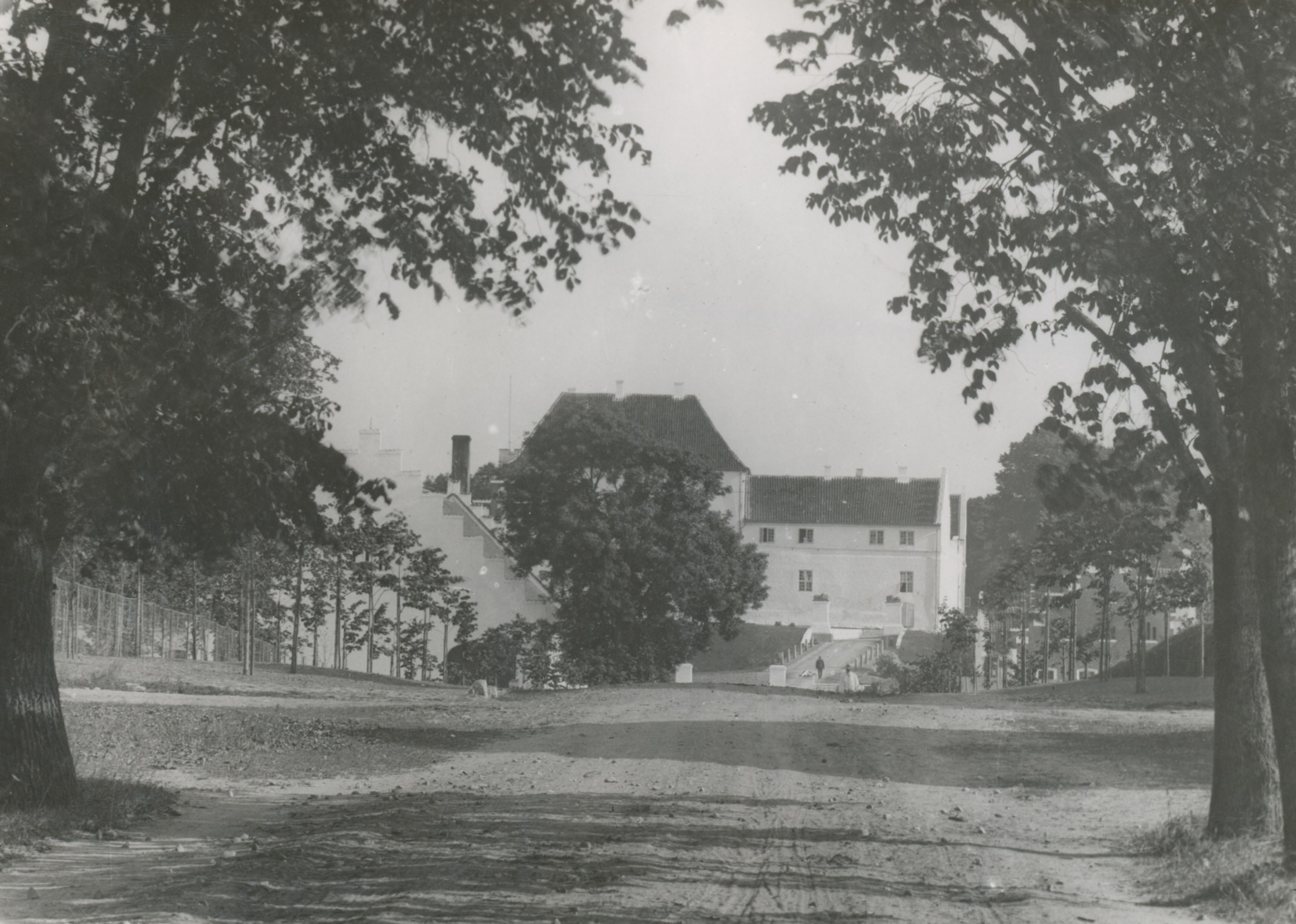 Indkørslen til Dragsholm Slot - ca. 1940 (B2617)