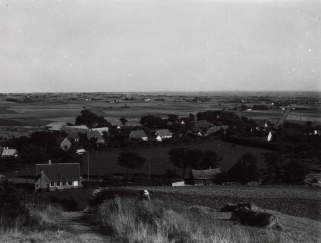 Udsigt fra Esterhøj over Høve by ca. 1945 (B1288)