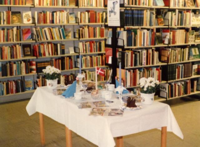 Vig Bibliotek - Festbord mellem bogreoler -  Bibliotekets dag - 1987 (B656)