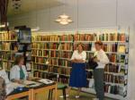 Vig Bibliotek - Total af biblioteksrum m. tegnebord tv. i forgrund -  Bibliotekets dag - 1987 (B668)