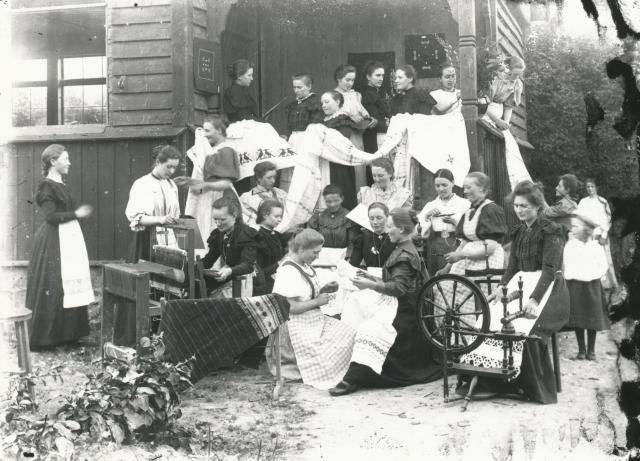 Vallekilde Højskole. Fra væveskolen - ca. 1900 (B2843)