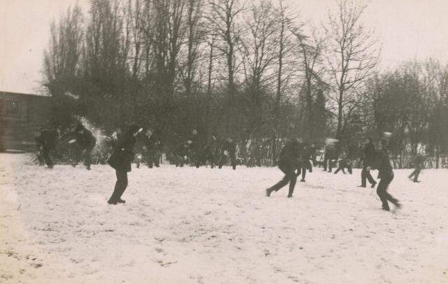 Vallekilde Højskole. Sneboldkamp - ca. 1916 (B2892)
