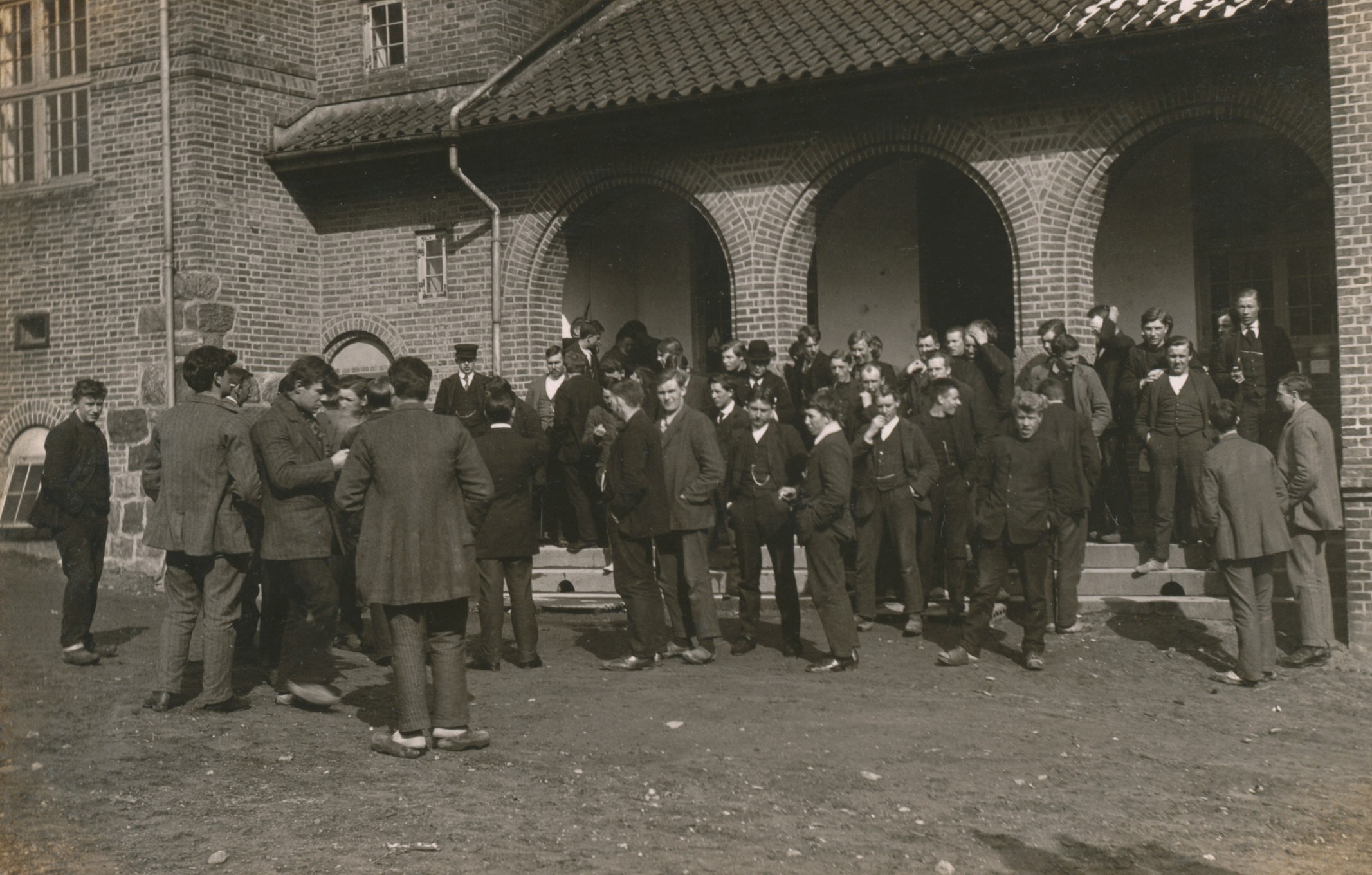 Vallekilde Højskole. Posten deles ud - 1914-1915 (B2898)
