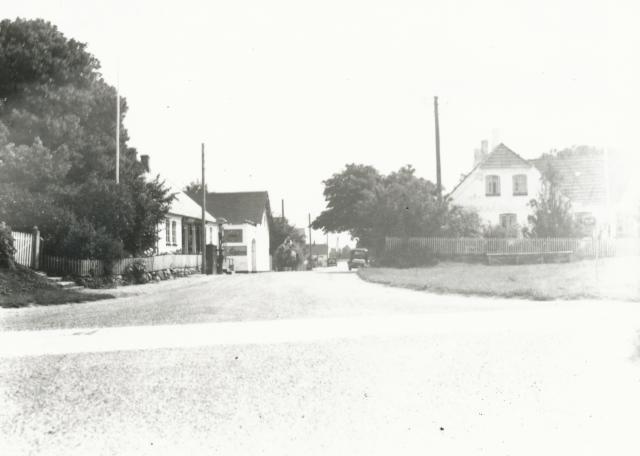 Herrestrup. Østergade/Nykøbingvej - ca. 1935 (B2942)