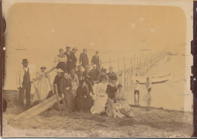 Rørvig, persongalleri ved stranden  - ca. 1900  (B95118)