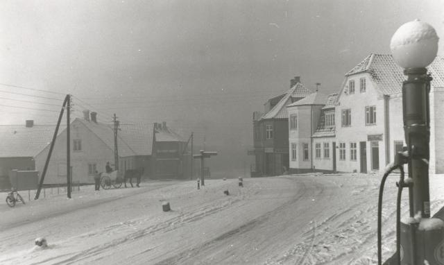 Storegade i Asnæs - dækket af sne set fra Købmand Chr. Jensens forretning - 1931 (B2214)