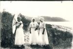 Sommer ved Høve Strand. Tre piger i lette lyse sommerkjoler - ca. 1920 (B1508)