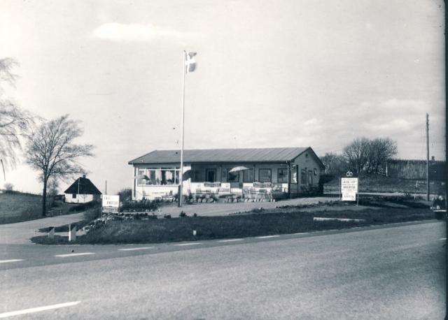 Blæsende forårsdag - Restaurant "Kig Op"  - omkring 1960 (B2020)