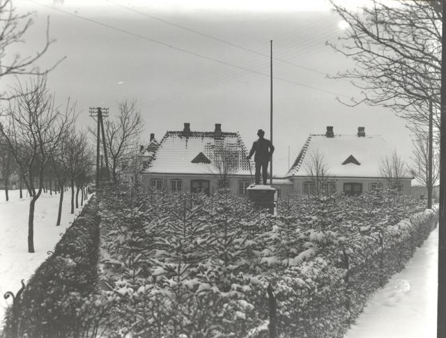 Et smukt vinterbillede af Adelers Huse med herren selv i centrum - efter 1928 (B2084)