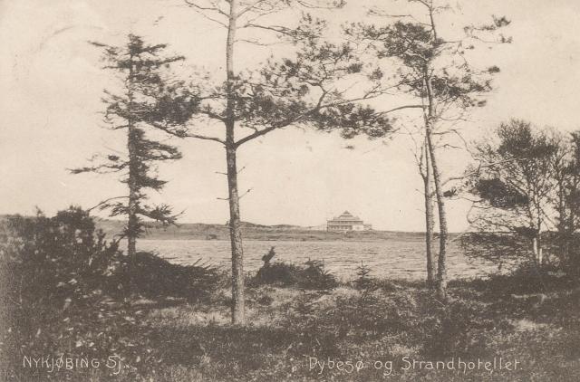 Strandhotellet set fra modsatte søbred  - ca. 1908  (B95152)