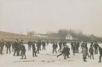 Højskoleelever og børn løber på skøjter på "Søen" i Vallekilde - 1911  (B2857)