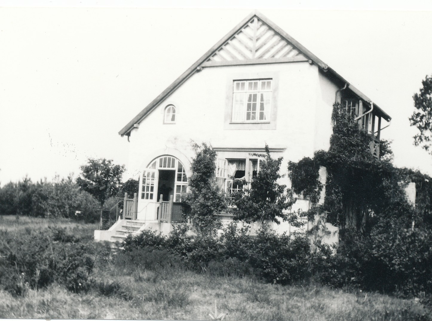"Det skæve Hus", havesiden  - 1945-1955  (B95213)