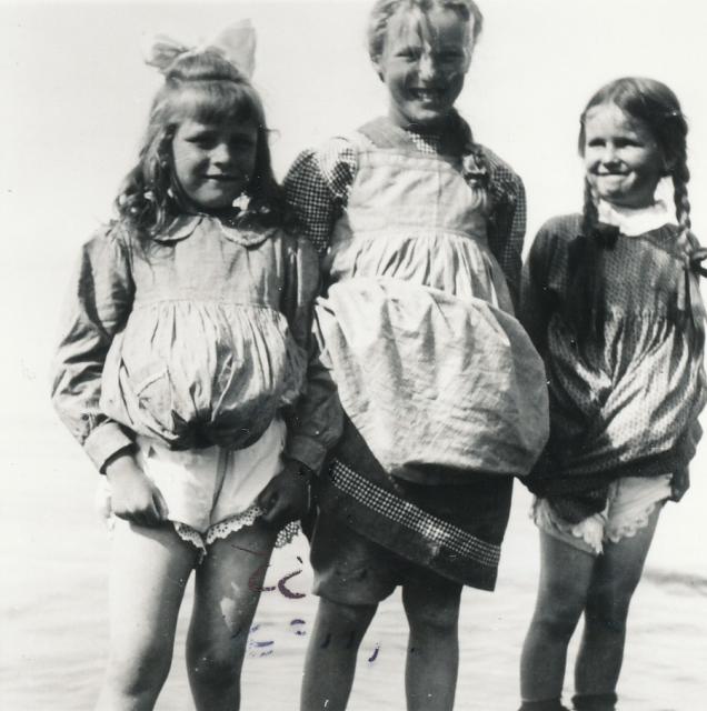 Tre små piger -  ca. 1950  (B95231)