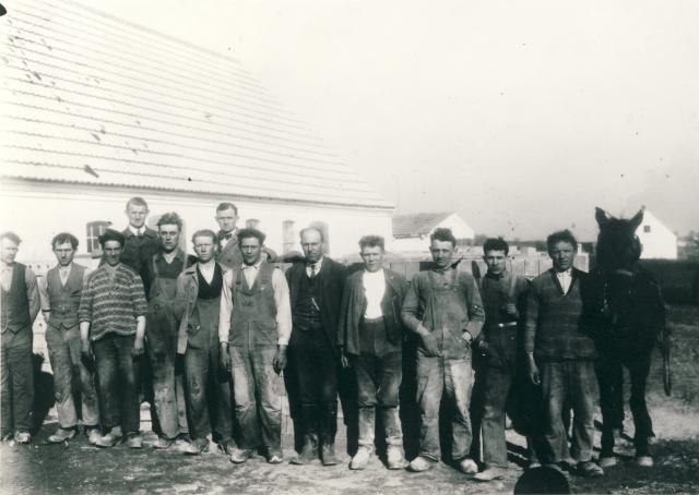 Fabrikspersonalet foran skærvefabrikken  - 1930  (B3015)