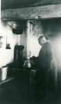 Fru Holst i køkkenet  - ca . 1915  (B95416)