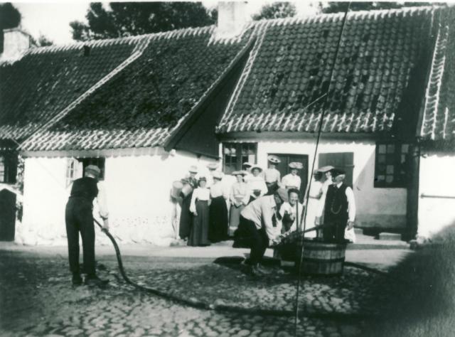 Lodsoldermandsgårdens gårdsplads  - ca. 1915   (B95418)