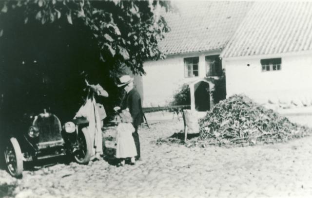 Gårdspladsen, Lodsoldermandsgården  - ca.1915  (B95422)