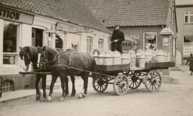 Asnæs. Mælkekusk ud for Storegade 25 - ca. 1935 (B3085)