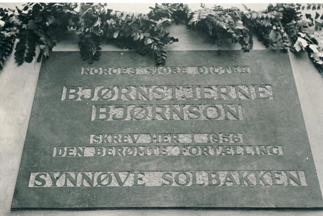Mindetavle for Bjørnson i begyndelsen af 1930'erne (B2009)