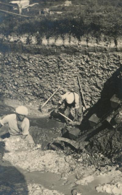 Skallegravning ved Næsdal - ca. 1948 (B3215)