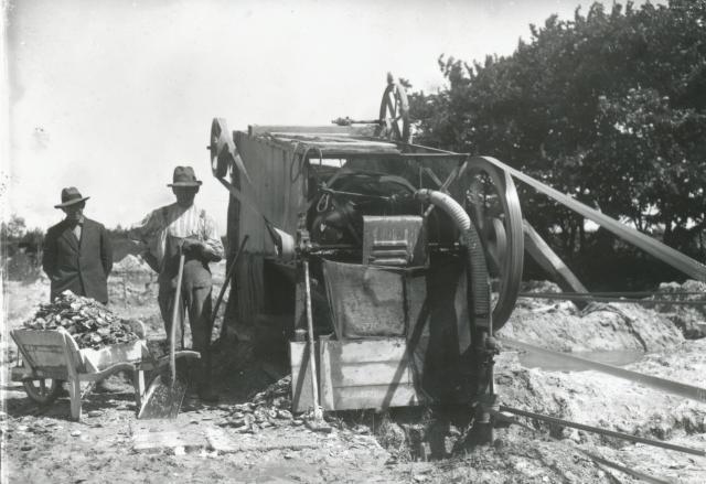Skallegravning på Lammefjorden - ca. 1930 (B3252)