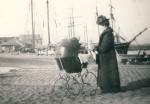 Kvinde på Havnen 1910 (B90799)