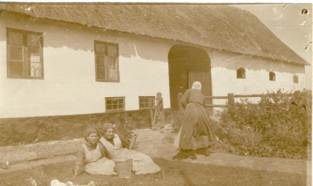 Kvinder ved Kjeldsgården, Bråde - 1920 (B4009)
