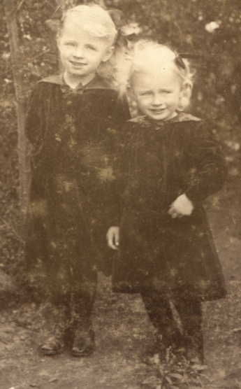 Ebba og Lilly Bladsen - Sj. Odde - 1930'erne (b238)