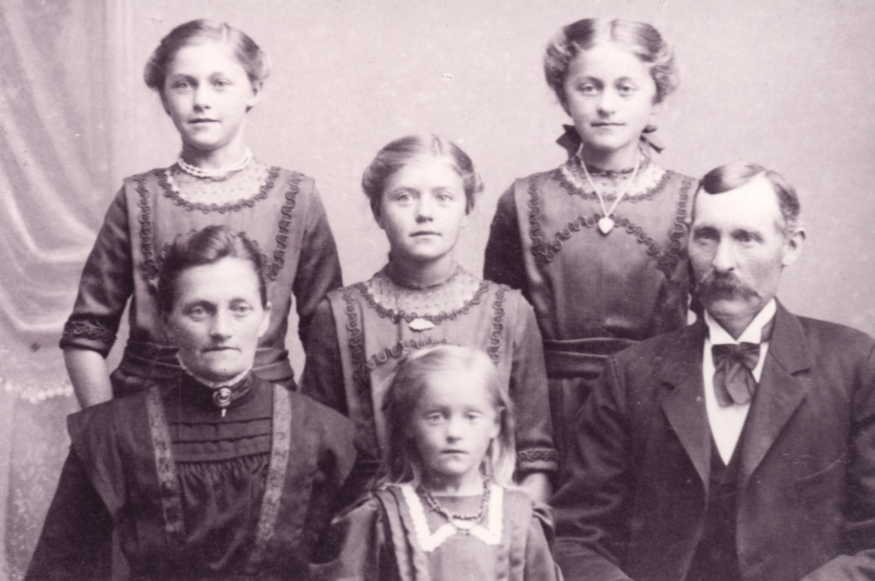Kristine og Carl Christiansen med deres 4 døtre - Yderby - ca. 1910-1915 (B144)
