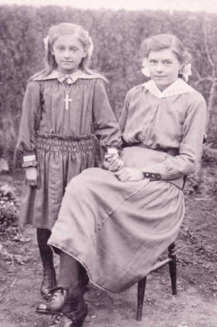 Ingeborg og Clara Christiansen, Yderby - Ca. 1910-1912 (B150)