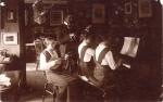 Kristoffersen-børnene spiller i stuen på Drusbjerggård, Overby - ca. 1915-1920 (B54)