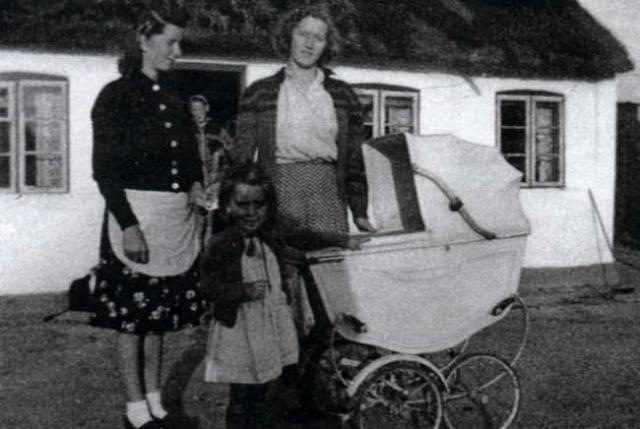 Petersen, Marie og Sofia Kendra, Kelstrup - Fotograferet sammen med Maries datter Kirsten - 1940'erne (B163)