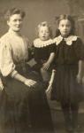 Cecilie Eriksen med børnene Dora og Peter - ca. 1909-1910 (B186)