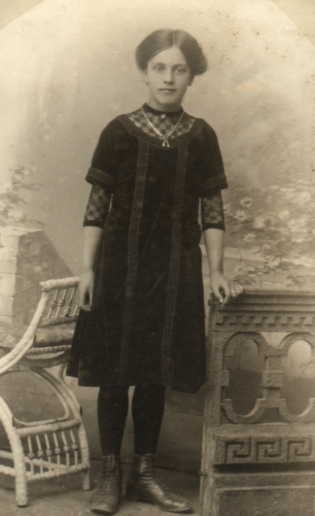 Dora Eriksen, Sj. Odde - ca. 1915 (B191)