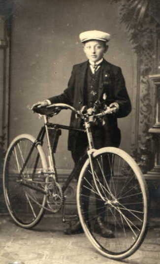 Thorvald Eriksen med cykel - 1910-1920 (B195)