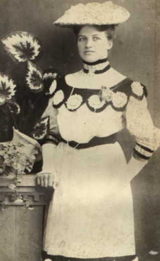 Marie Hansen som 18 årig - Sj. Odde - 1915 (B211)