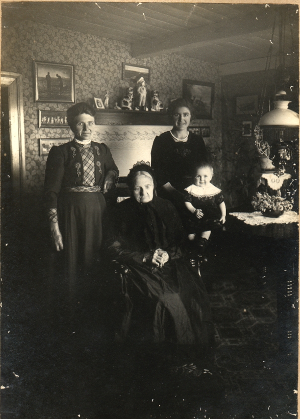 Larsen, Eli, Lumsaas - Fire generationer, Oddenvej 121 - ca. 1923 (B19)