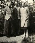 Larsen, Sofie, Vestervang. Sammen med døtrene Karen og Gunnild - 1930'erne (B85)