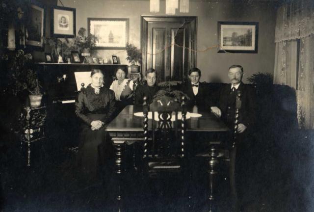 Larsen, Amalie og Niels Peter, Hølkerup - ca. 1925 (B152)