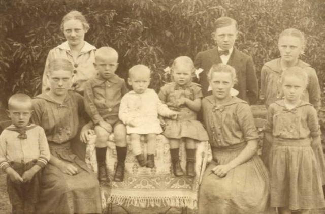 Ingeborg og Carl Larsens børn til fotografering, Yderby - ca. 1920 (B241)
