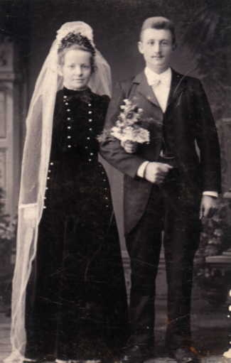 Larsen, Emilie og Andreas, Højby. Bryllupsfoto - 1895-1904 (B311)