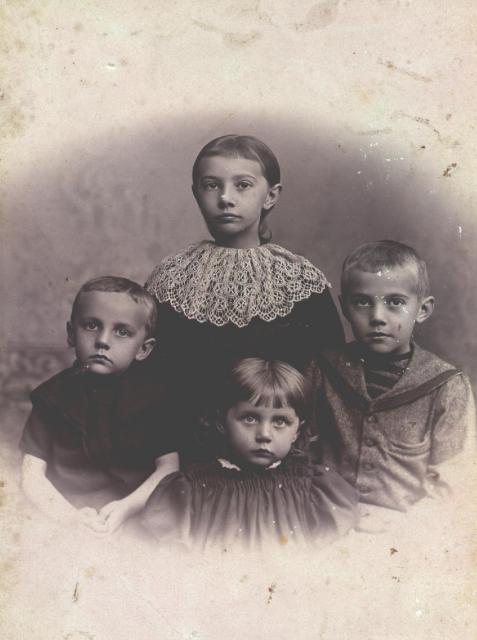 Skovrider P. A. A. Kofoed og hustru Fanny f. Hansons børn - maj 1896 (B1075)