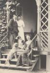 Skovrider P. A. A. Kofoed, hustru Fanny f. Hanson og ældste datter Ellen på skovridergården Mantzhøjs veranda - ca. 1910 (B1745)